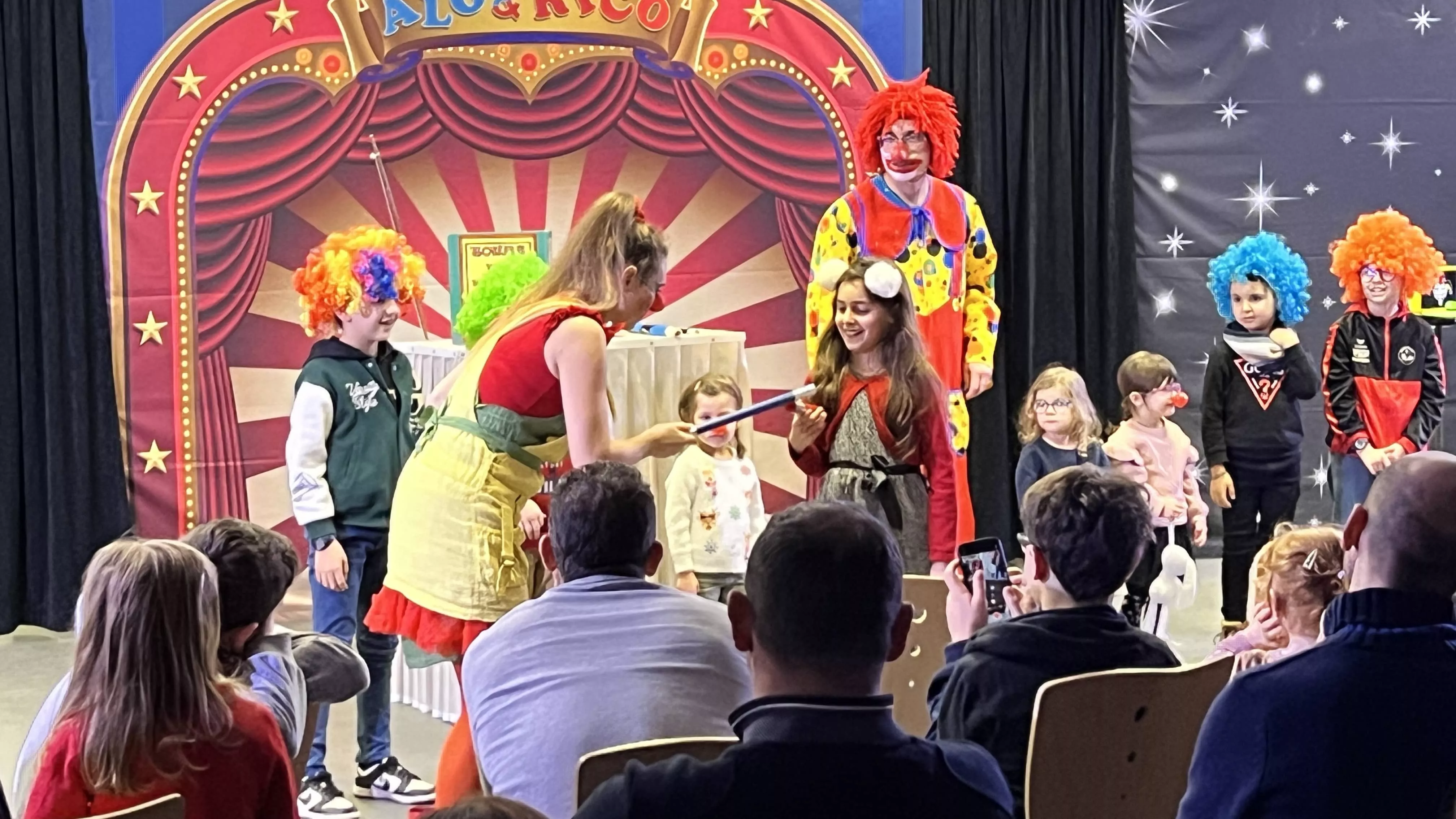 Les enfants participent en dansant avec RICO