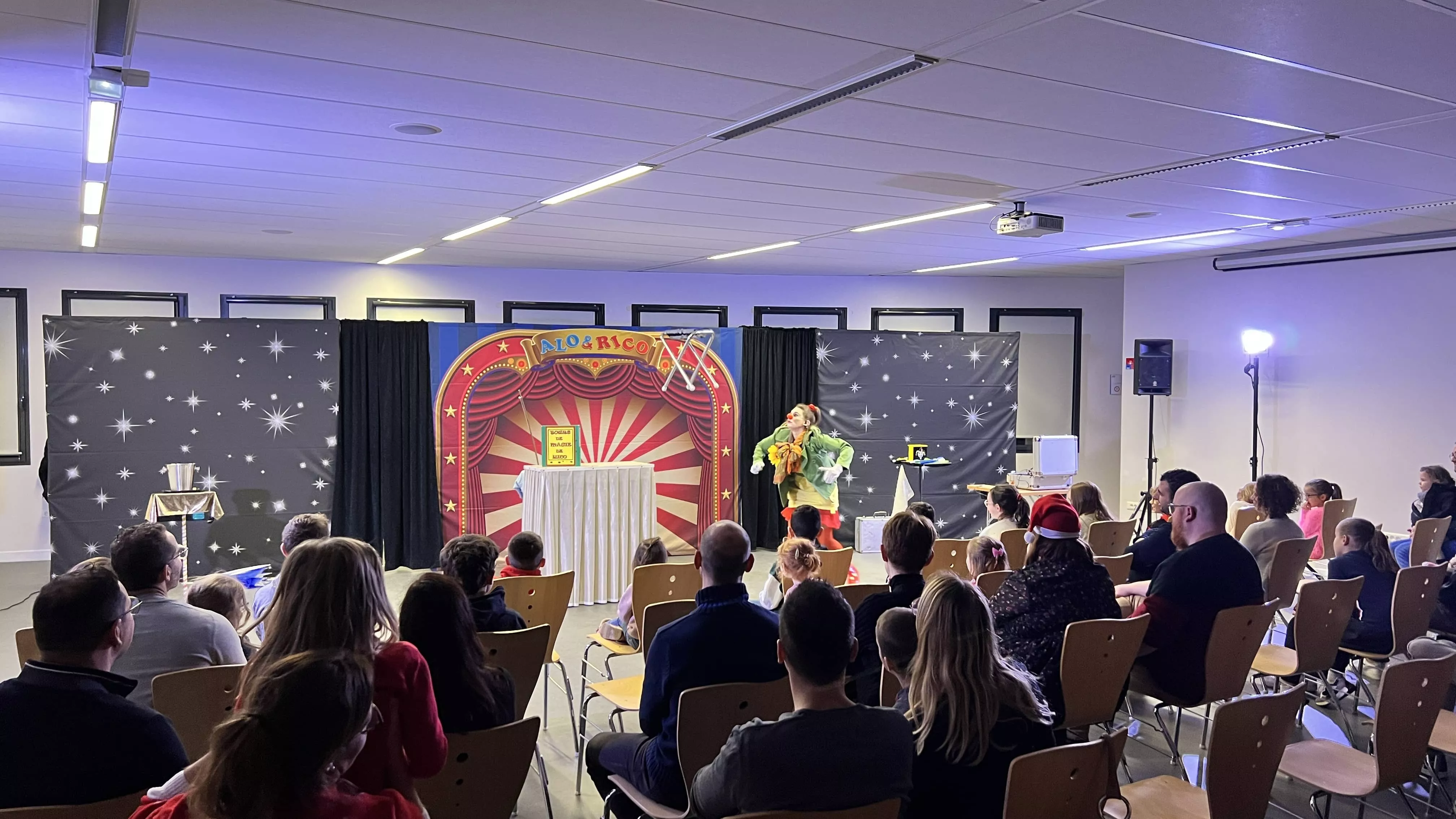 Le public ,d'enfants et d'adultes, est émerveillé par le spectacle